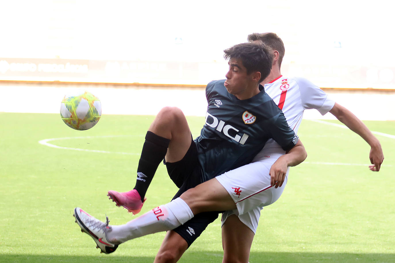 El conjunto dirigido por Adrián Cantabrana no puede con el Rayo Vallecano y pone el broche a una histórica temporada con derrota.