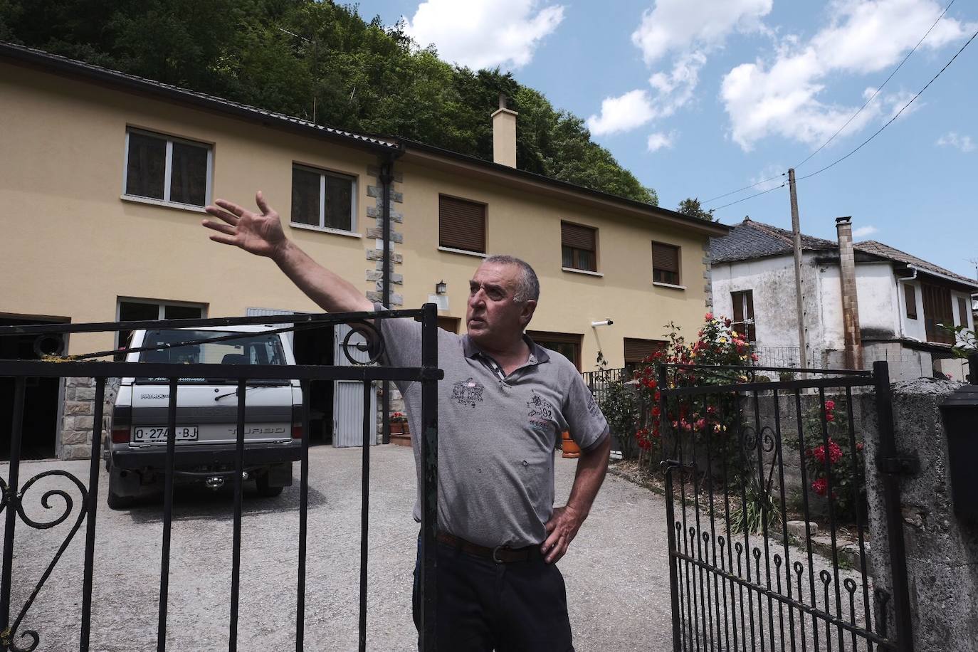 Una vecina de 75 años de Cangas del Narcea fue atacada por un oso en las inmediaciones del municipio. La mujer terminó con la pelvis rota y un desgarro en la cara por lo que fue trasladada al hospital.