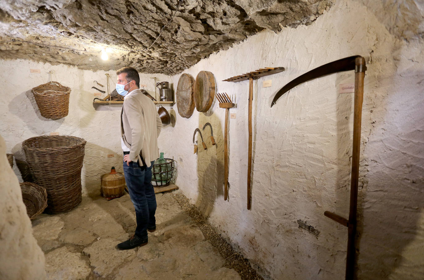 Fotos: El secretario general del PSCyL visita las casas-cueva de Trigueros del Valle