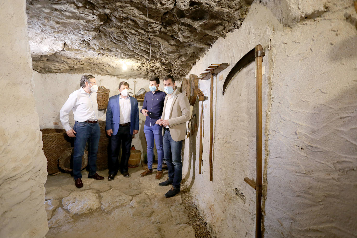 Fotos: El secretario general del PSCyL visita las casas-cueva de Trigueros del Valle