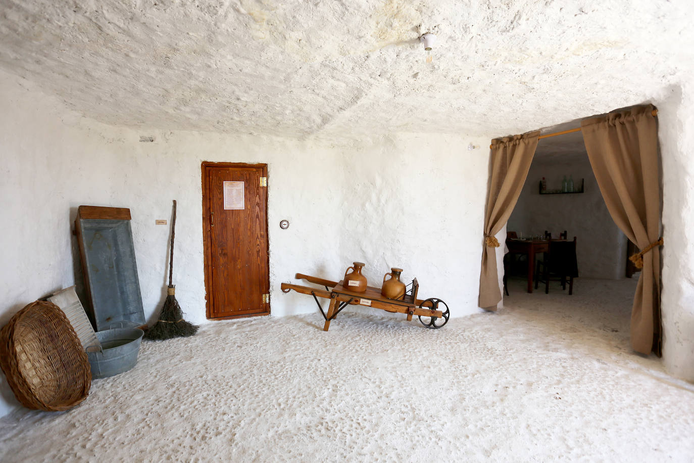 Fotos: El secretario general del PSCyL visita las casas-cueva de Trigueros del Valle