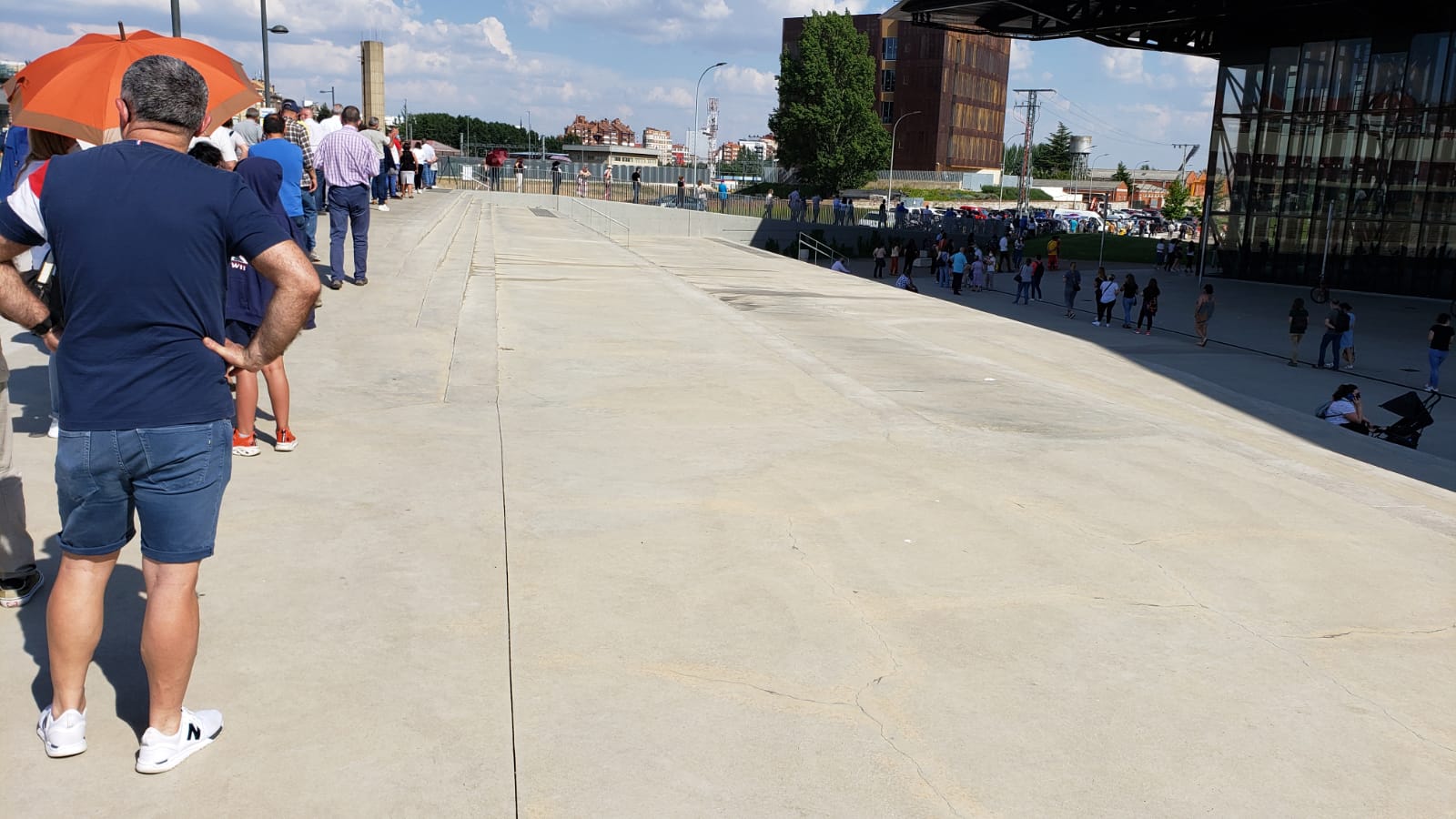 Los nacidos entre 1965 y 1967 han sido citados para inocularles su protección contra la covid-19 en el Palacio de Exposiciones de León