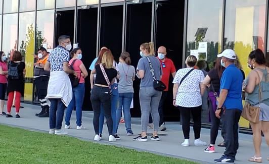 Colas para vacunarse en la capital leonesa.