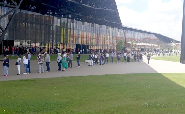 Largas colas de la vacuna contra la covid-19 en el Palacio de Exposiciones en la jornada de este lunes. 