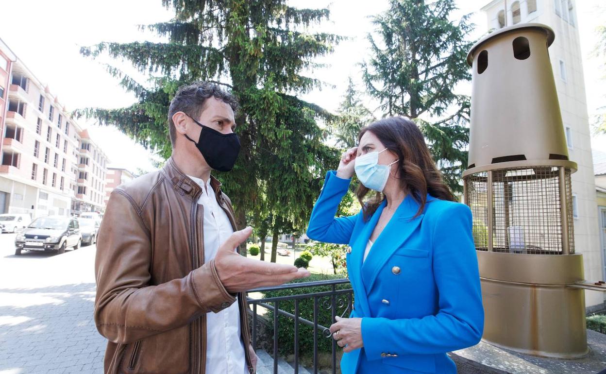 Mario Rivas y Ana Carlota Amigo, charlan antes de la rueda de prensa. 