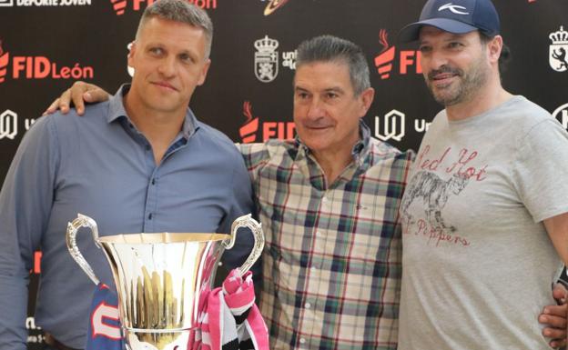 Csaba Bartok, Manolo Cadenas y Carlos Lima posan junto al trofeo de campeones de Liga Asobal.