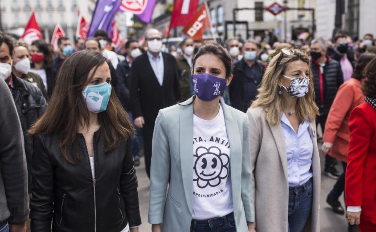 Las ministras Ione Belarra, Irene Montero y Yolanda Díaz (de izquierda a derecha) en la marcha del Primero de Mayo en Madrid.
