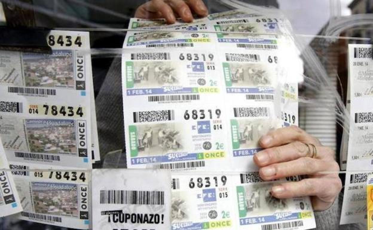 Varios cupones de la ONCE. 