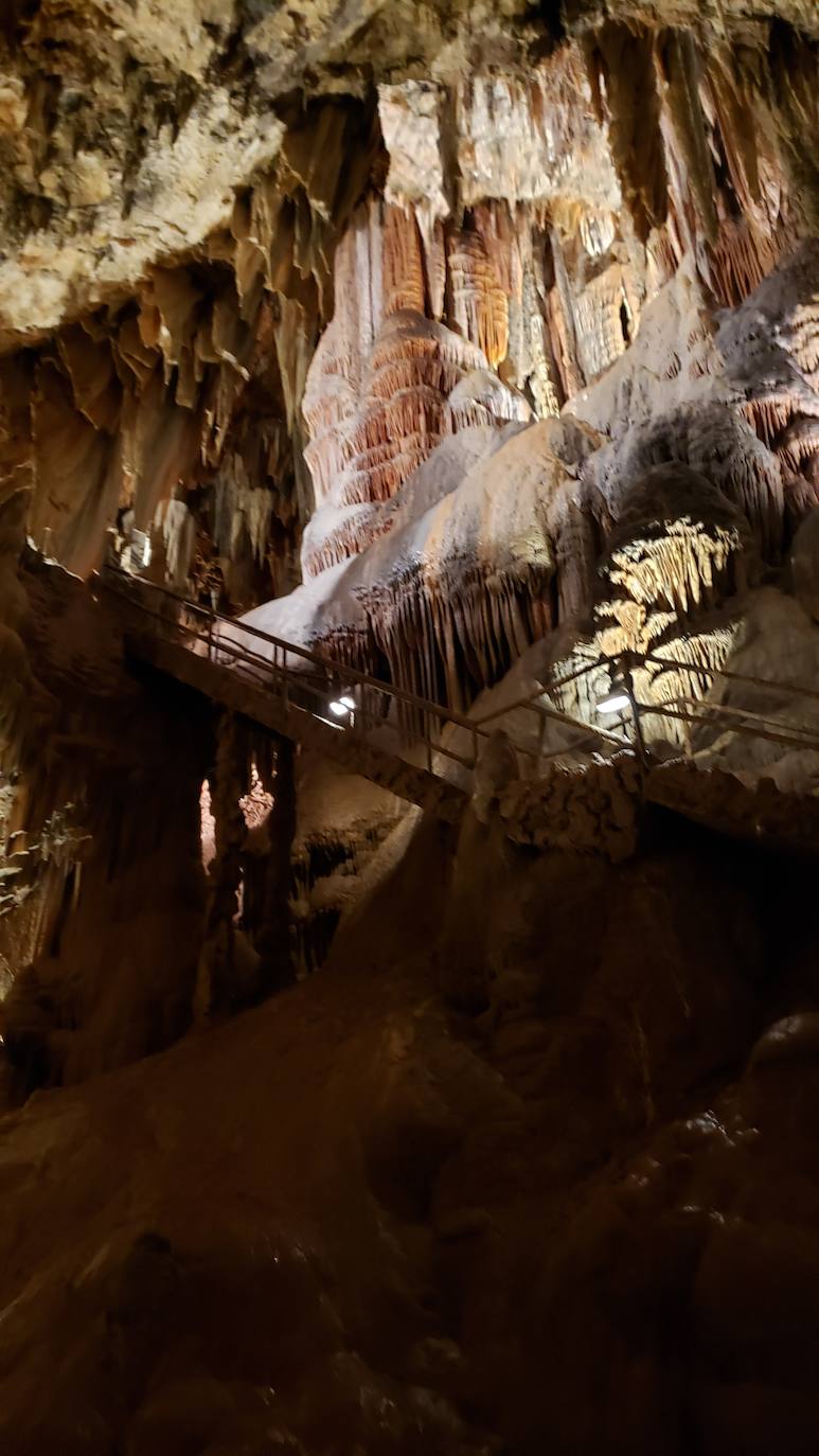 Ubicada en el corazón de la montaña leonesa la Cueva de Valporquero sigue deslumbrando una y mil veces. Un millón de años de historia convierten sus salas en un escenario al que merece la pena regresar de forma recurrente. 