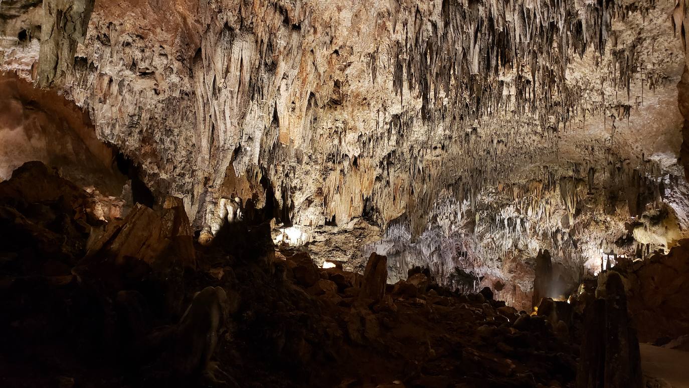 Ubicada en el corazón de la montaña leonesa la Cueva de Valporquero sigue deslumbrando una y mil veces. Un millón de años de historia convierten sus salas en un escenario al que merece la pena regresar de forma recurrente. 