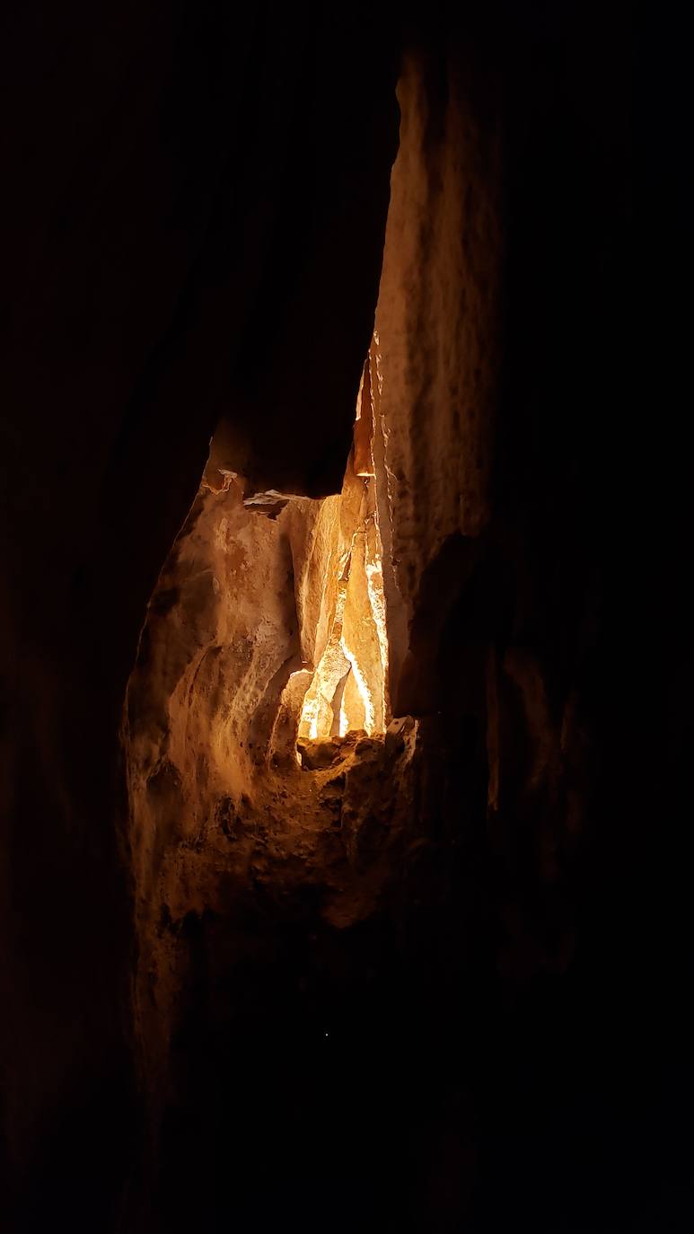 Ubicada en el corazón de la montaña leonesa la Cueva de Valporquero sigue deslumbrando una y mil veces. Un millón de años de historia convierten sus salas en un escenario al que merece la pena regresar de forma recurrente. 