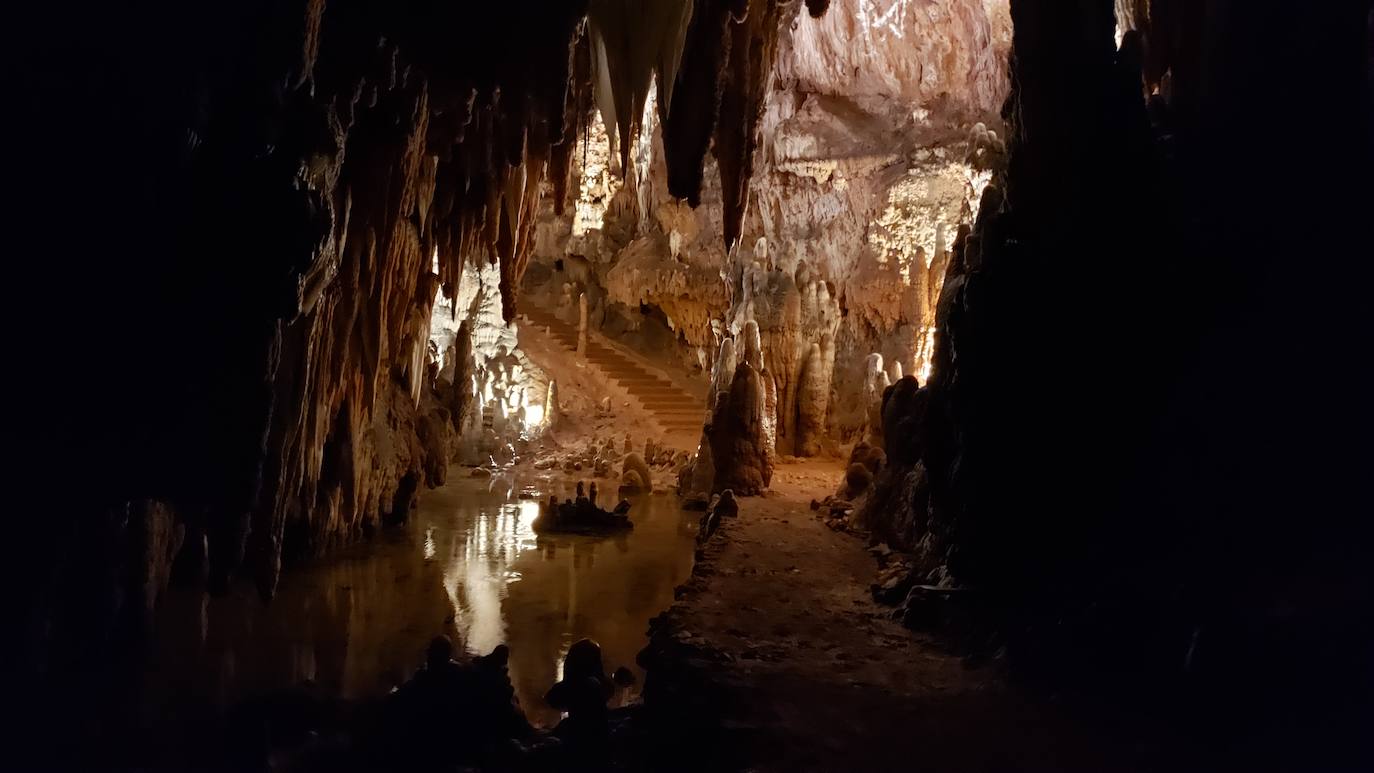 Ubicada en el corazón de la montaña leonesa la Cueva de Valporquero sigue deslumbrando una y mil veces. Un millón de años de historia convierten sus salas en un escenario al que merece la pena regresar de forma recurrente. 