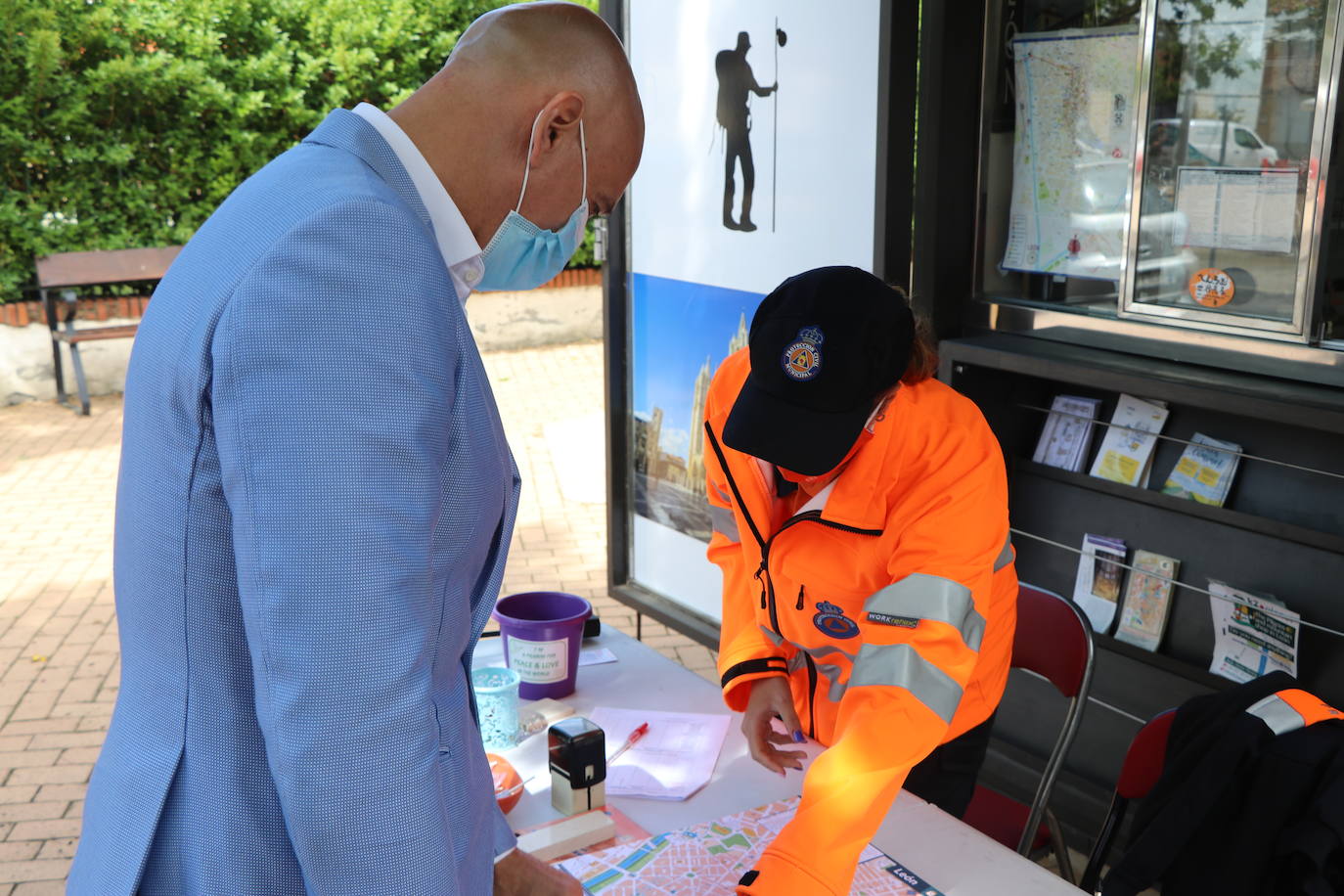 El puesto de información al peregrino de Puentecastro recupera su actividad con el objetivo de recuperar sus cifras de antes de la pandemia.