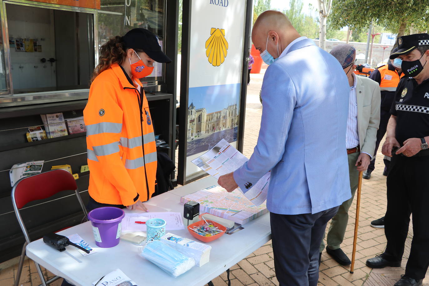 El puesto de información al peregrino de Puentecastro recupera su actividad con el objetivo de recuperar sus cifras de antes de la pandemia.