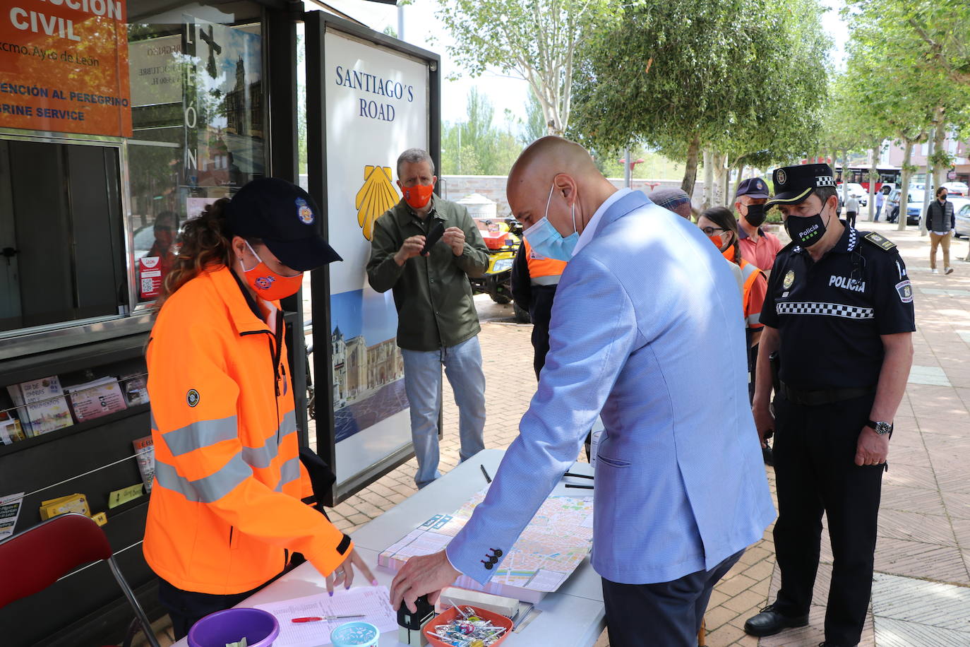 El puesto de información al peregrino de Puentecastro recupera su actividad con el objetivo de recuperar sus cifras de antes de la pandemia.