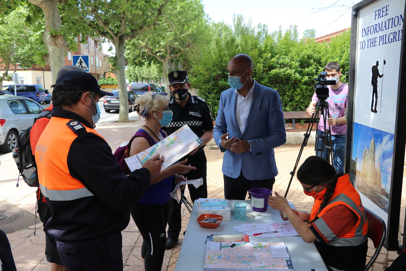 El puesto de información al peregrino de Puentecastro recupera su actividad con el objetivo de recuperar sus cifras de antes de la pandemia.