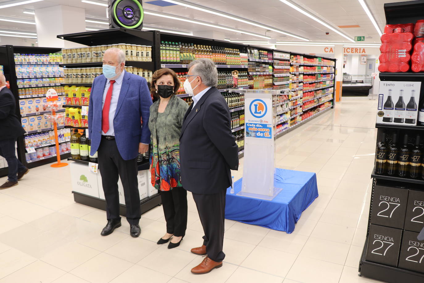 La cadena E.Leclerc estrena su quinto supermercado en el Alfoz con varias personalidades en su inauguración.