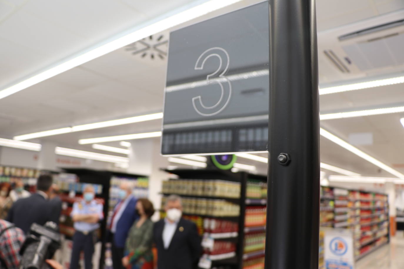 La cadena E.Leclerc estrena su quinto supermercado en el Alfoz con varias personalidades en su inauguración.