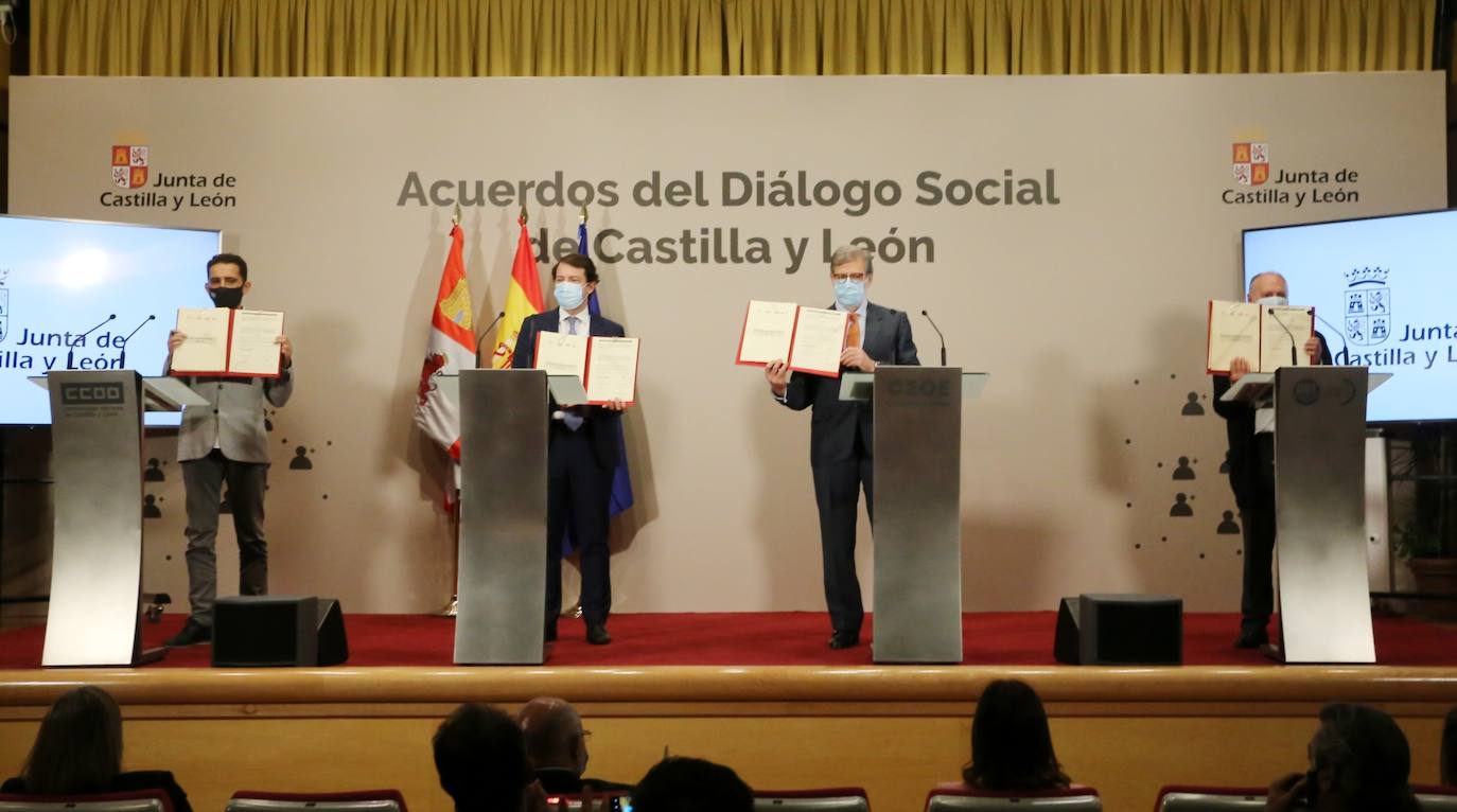 El presidente de la Junta de Castilla y León, Alfonso Fernández Mañueco, firma con los agentes sociales y económicos los acuerdos alcanzados en el seno del Consejo del Diálogo Social. En la imagen, junto a los secretarios autonómicos de UGT y CCOO, Faustino Temprano y Vicente Andrés, el presidente de la CEOE Castilla y León, Santiago Aparicio, y la consejera de Empleo, Carlota Amigo.