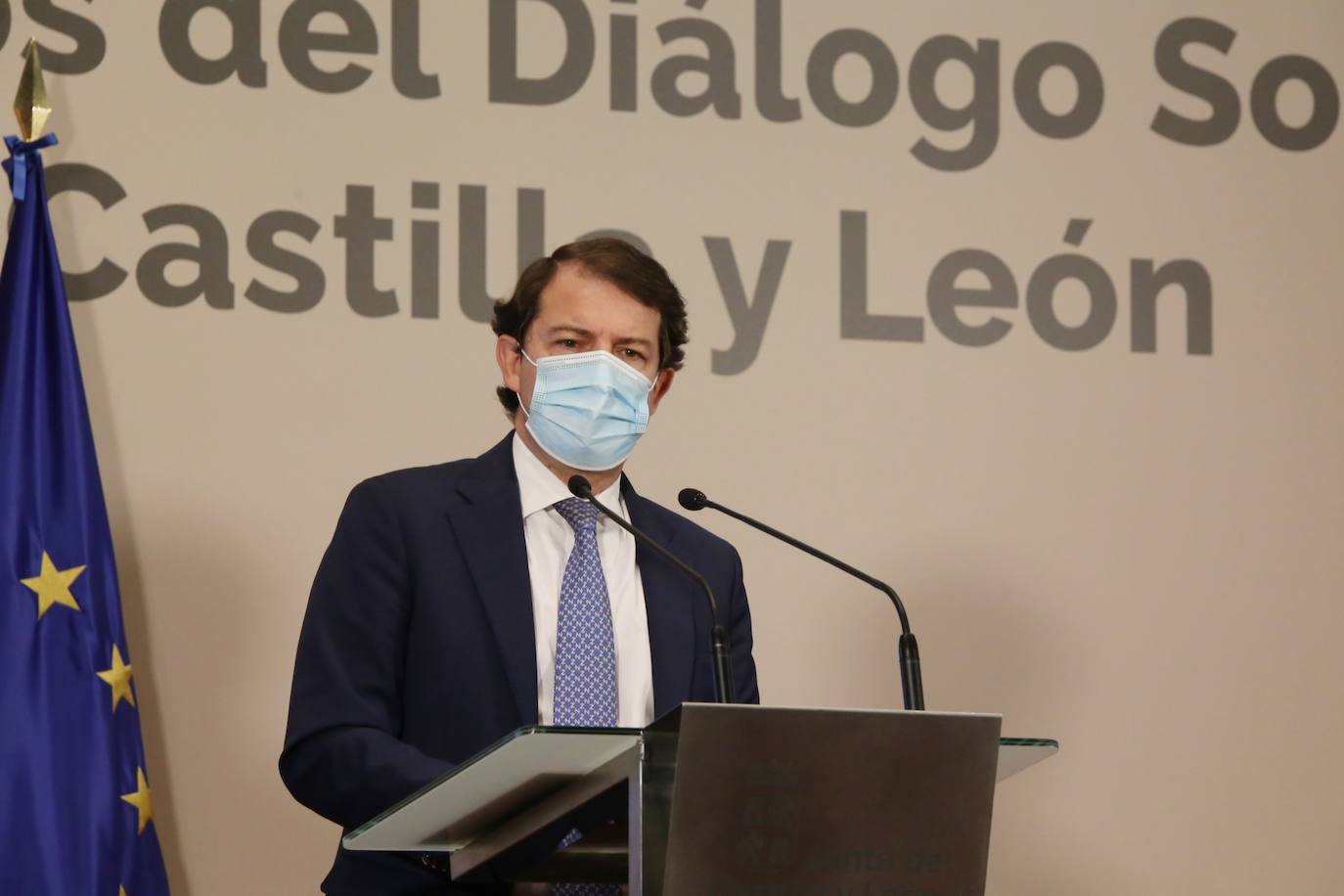 El presidente de la Junta de Castilla y León, Alfonso Fernández Mañueco, firma con los agentes sociales y económicos los acuerdos alcanzados en el seno del Consejo del Diálogo Social. En la imagen, junto a los secretarios autonómicos de UGT y CCOO, Faustino Temprano y Vicente Andrés, el presidente de la CEOE Castilla y León, Santiago Aparicio, y la consejera de Empleo, Carlota Amigo.