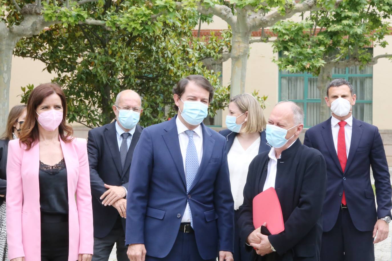 El presidente de la Junta de Castilla y León, Alfonso Fernández Mañueco, firma con los agentes sociales y económicos los acuerdos alcanzados en el seno del Consejo del Diálogo Social. En la imagen, junto a los secretarios autonómicos de UGT y CCOO, Faustino Temprano y Vicente Andrés, el presidente de la CEOE Castilla y León, Santiago Aparicio, y la consejera de Empleo, Carlota Amigo.