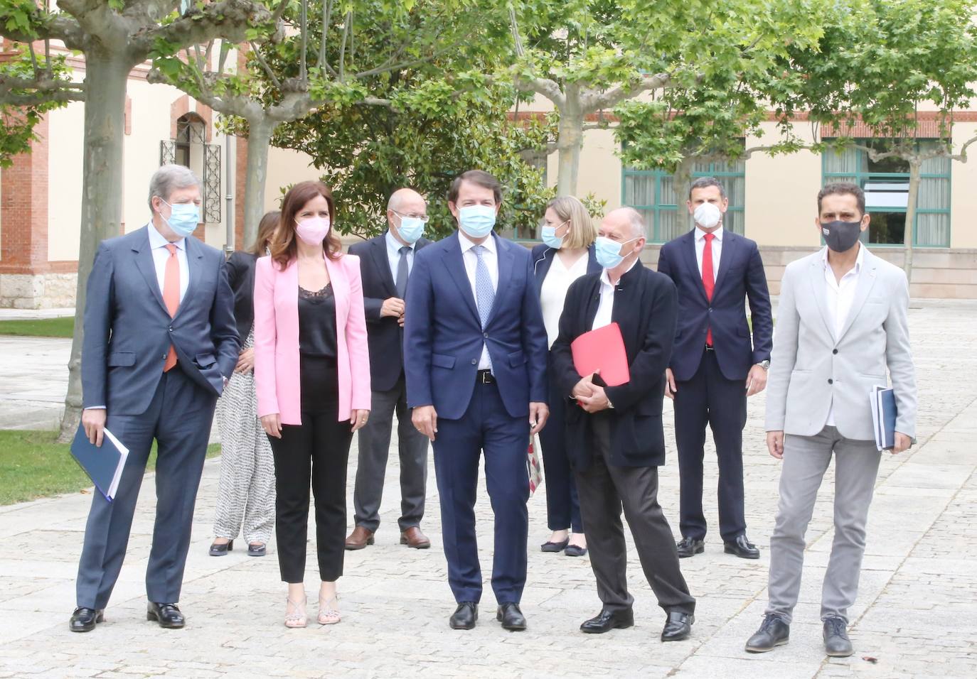 El presidente de la Junta de Castilla y León, Alfonso Fernández Mañueco, firma con los agentes sociales y económicos los acuerdos alcanzados en el seno del Consejo del Diálogo Social. En la imagen, junto a los secretarios autonómicos de UGT y CCOO, Faustino Temprano y Vicente Andrés, el presidente de la CEOE Castilla y León, Santiago Aparicio, y la consejera de Empleo, Carlota Amigo.