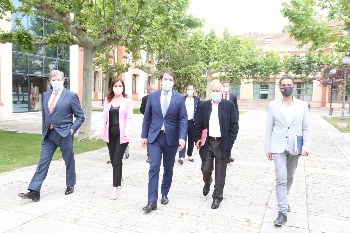 El presidente de la Junta de Castilla y León, Alfonso Fernández Mañueco, firma con los agentes sociales y económicos los acuerdos alcanzados en el seno del Consejo del Diálogo Social. En la imagen, junto a los secretarios autonómicos de UGT y CCOO, Faustino Temprano y Vicente Andrés, el presidente de la CEOE Castilla y León, Santiago Aparicio, y la consejera de Empleo, Carlota Amigo.