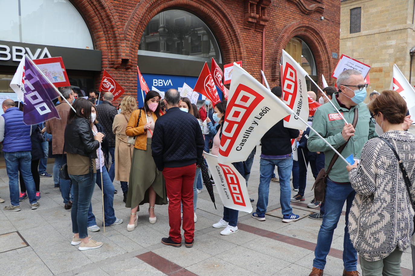 Cerca de un centenar de trabajadores se concentran a las puertas de la entidad bancaria en el centro de la capital.