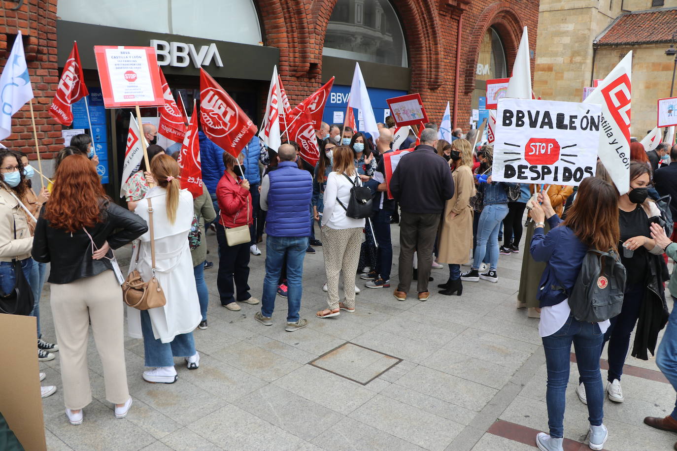 Cerca de un centenar de trabajadores se concentran a las puertas de la entidad bancaria en el centro de la capital.