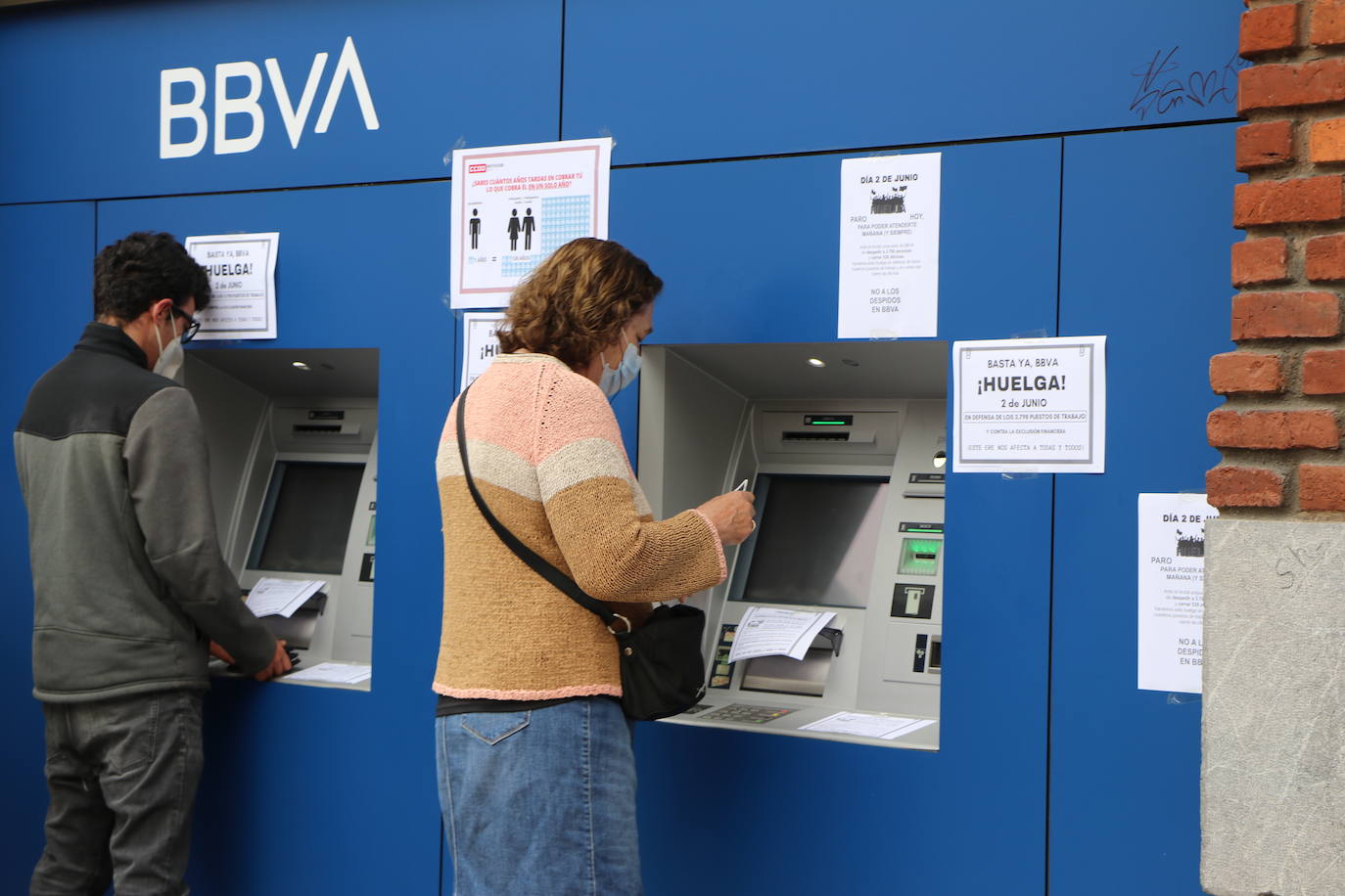 Cerca de un centenar de trabajadores se concentran a las puertas de la entidad bancaria en el centro de la capital.