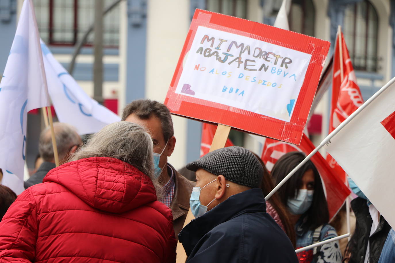 Cerca de un centenar de trabajadores se concentran a las puertas de la entidad bancaria en el centro de la capital.