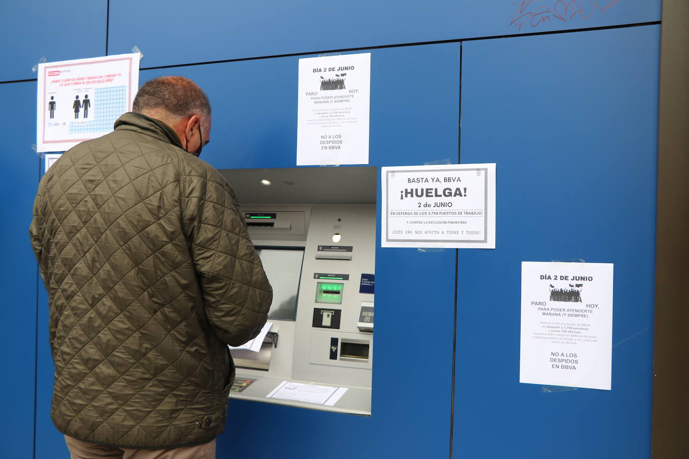 Cerca de un centenar de trabajadores se concentran a las puertas de la entidad bancaria en el centro de la capital.