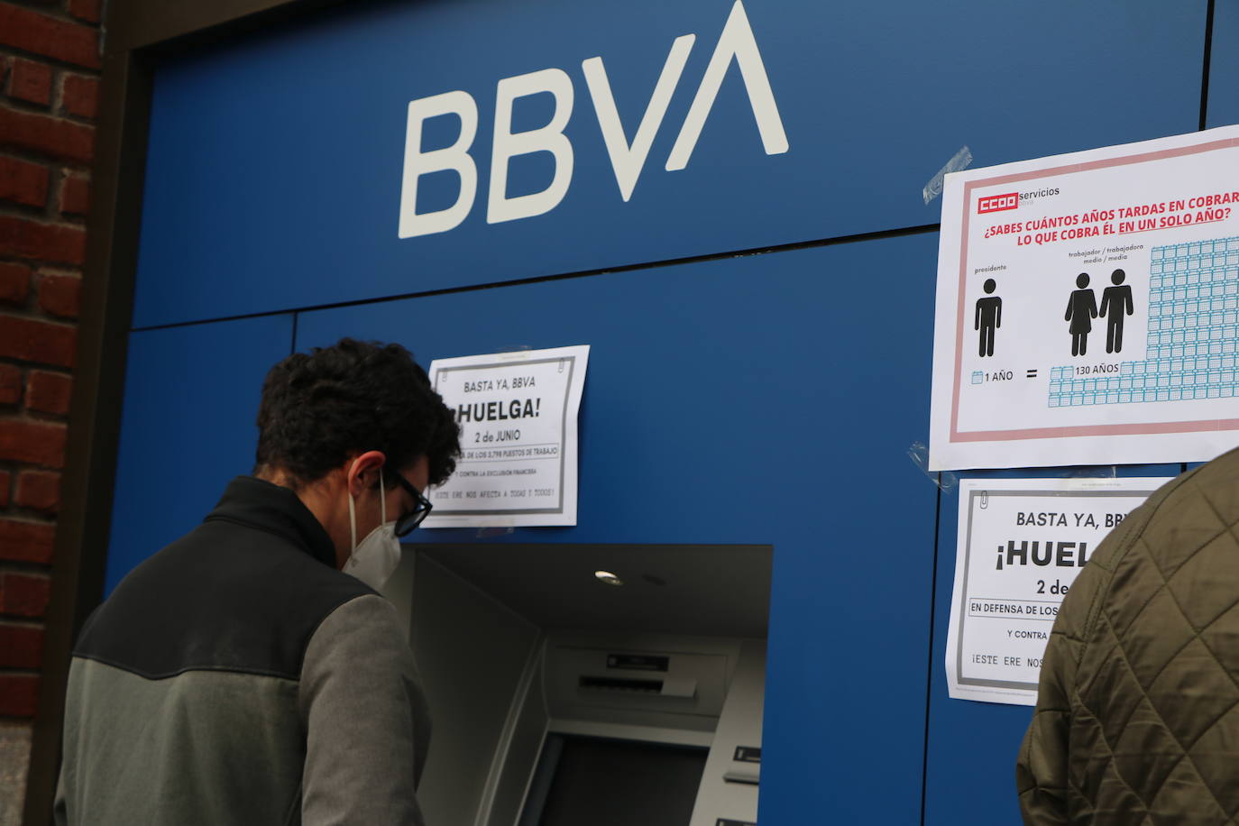 Cerca de un centenar de trabajadores se concentran a las puertas de la entidad bancaria en el centro de la capital.