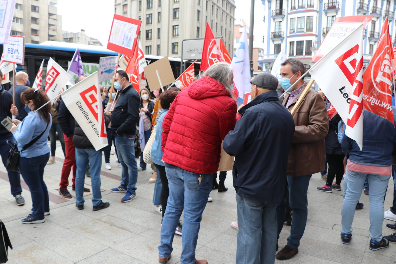 Cerca de un centenar de trabajadores se concentran a las puertas de la entidad bancaria en el centro de la capital.