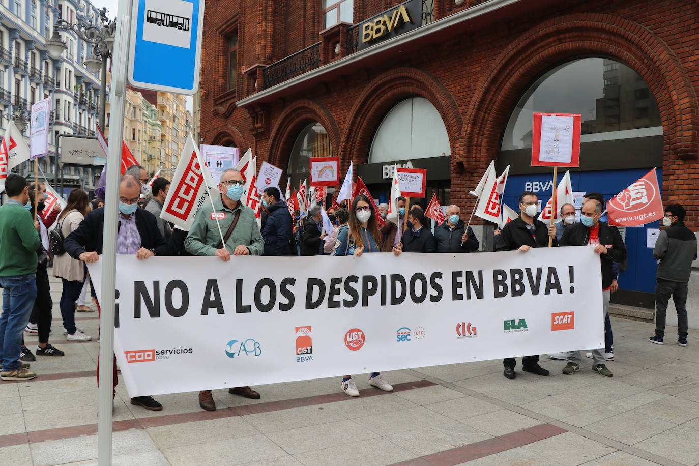 Cerca de un centenar de trabajadores se concentran a las puertas de la entidad bancaria en el centro de la capital.