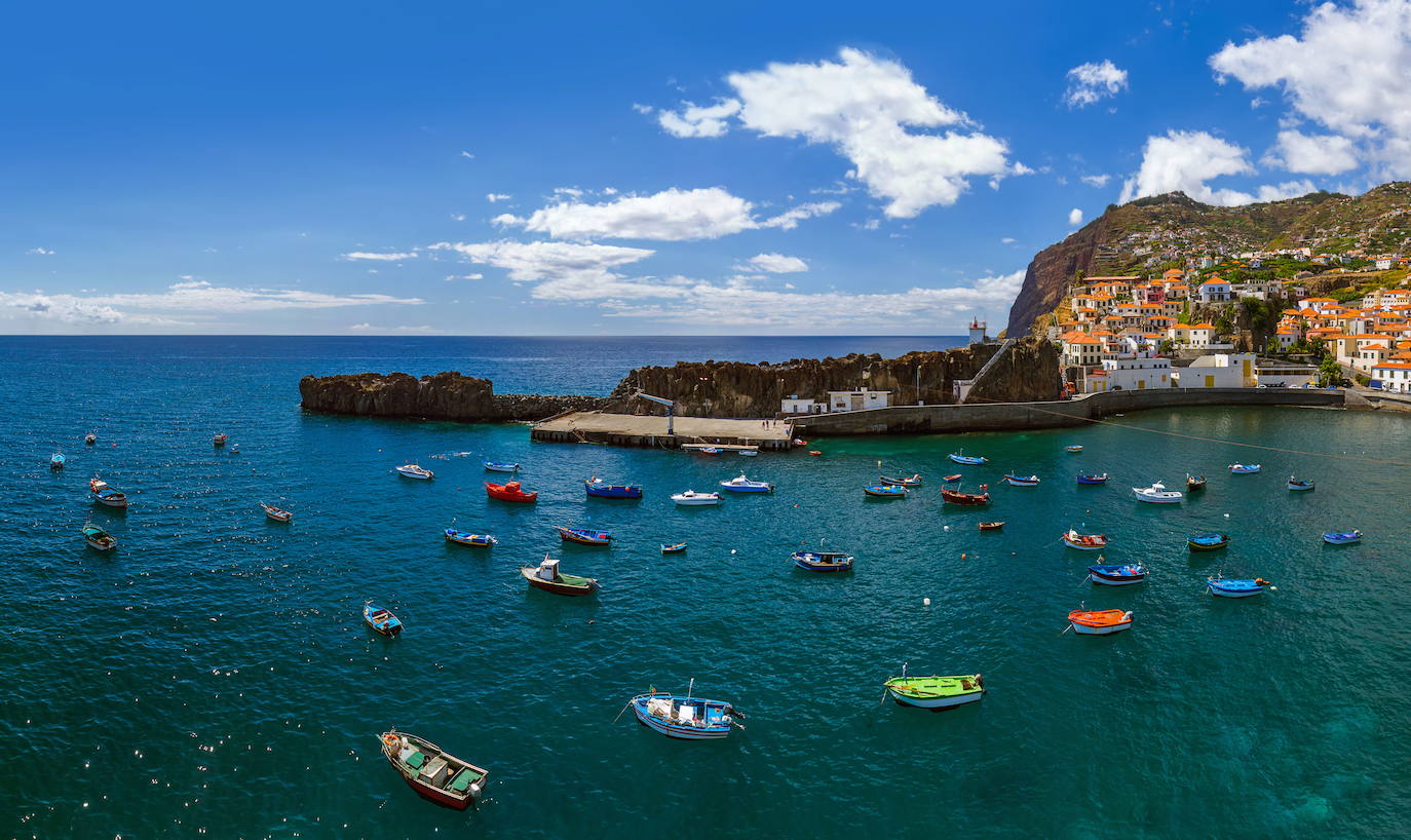 Funchal es la capital del archipiélago portugués de Madeira. Carismática y apasionante, la ciudad es perfecta para una escapada. De clima agradable, es conocida por sus vinos, gastronomía y sus productos artesanos.