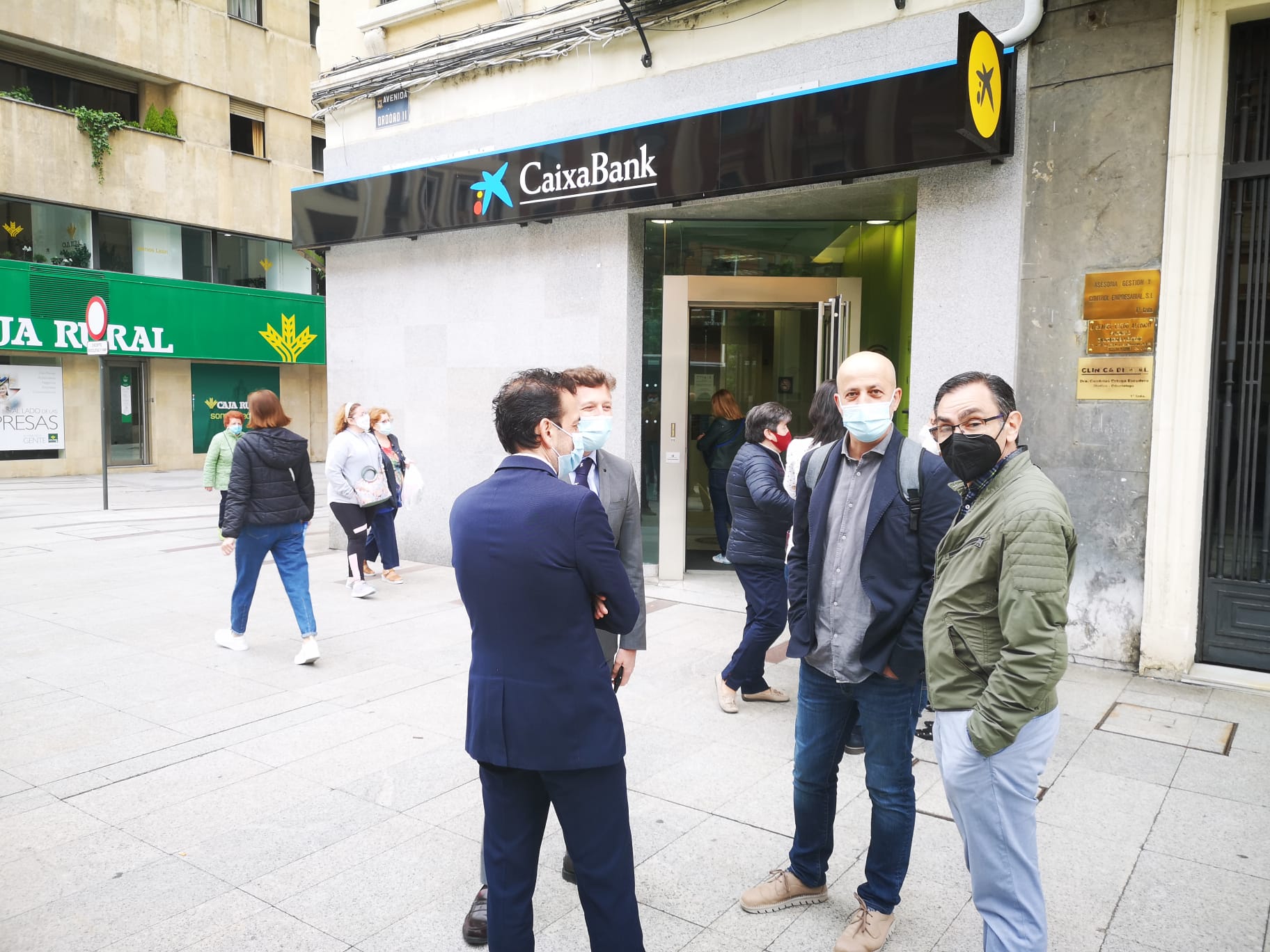 Los trabajadores de La Caixa y Bankia realizaron un parón de media hora para protestar contra un Ere planteado por la empresa que nace de la fusión de los dos bancos