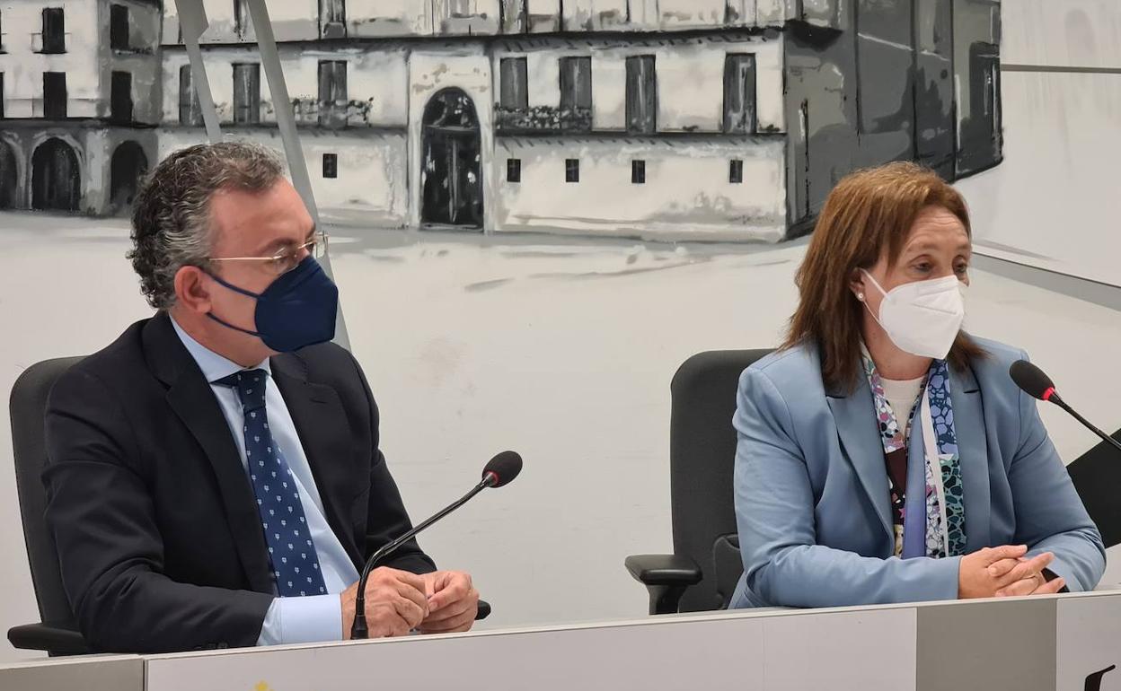 Fernando Salguero y Aurora Baza, durante la rueda de prensa. 