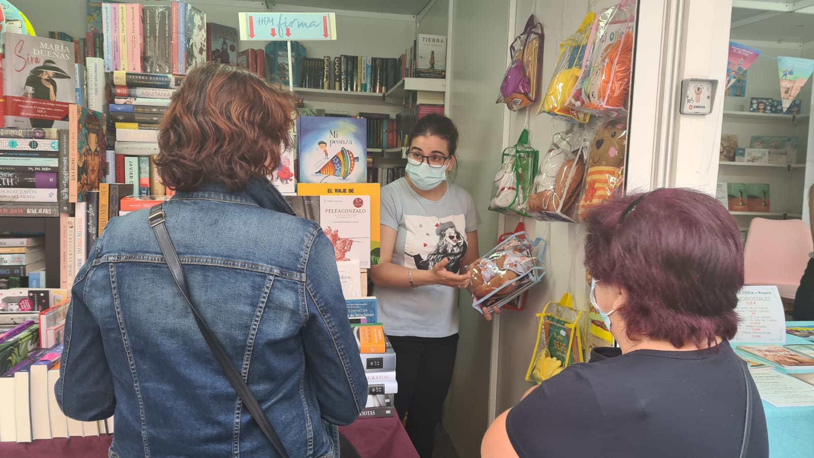 Los libros ganan la batalla al virus en una feria segura y con alta afluencia de público.