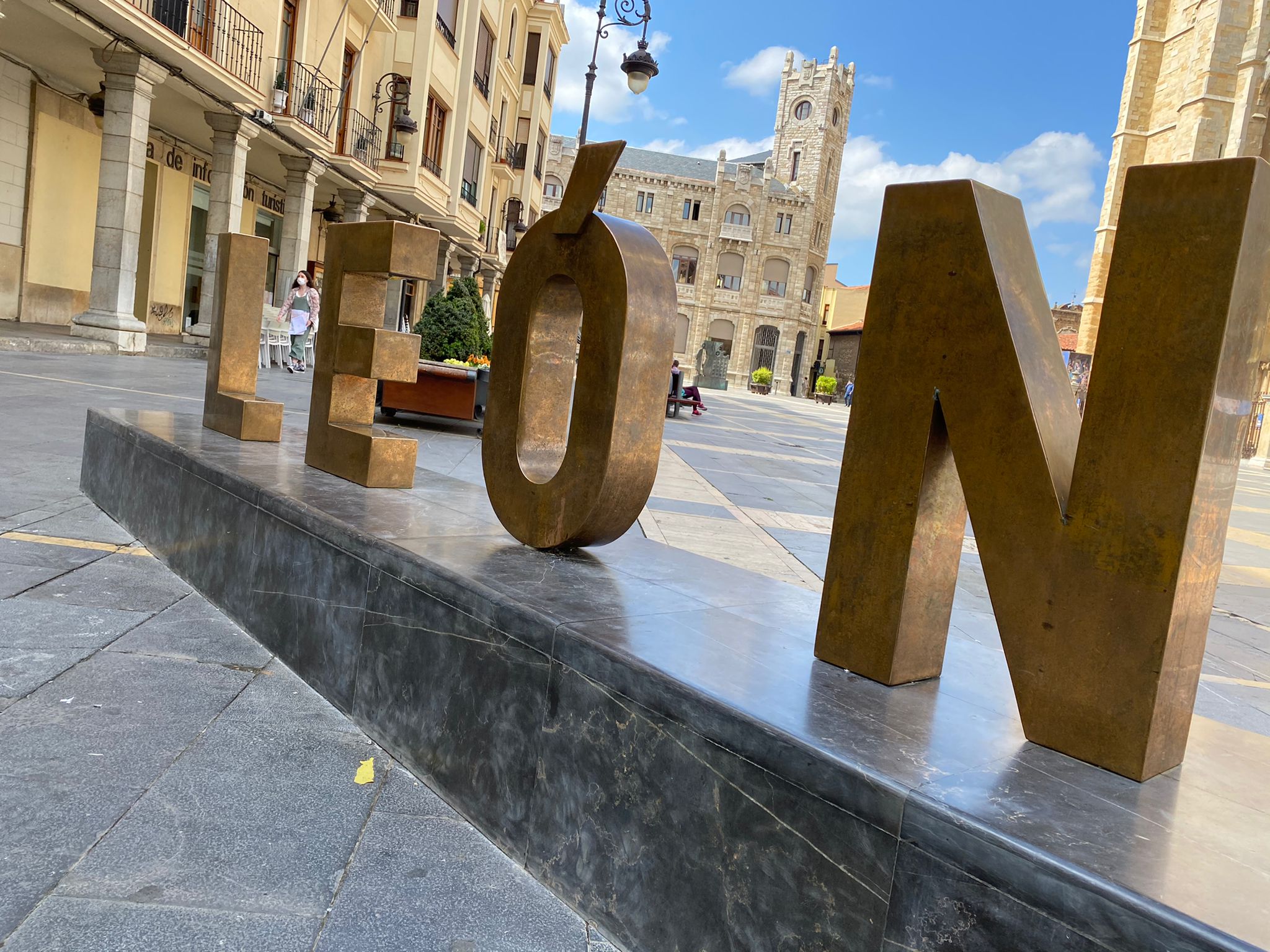 Las letras 'LEÓN' vuelven a lucir intactas tras la retirada de las pegatinas de Orgullo Cazurro.