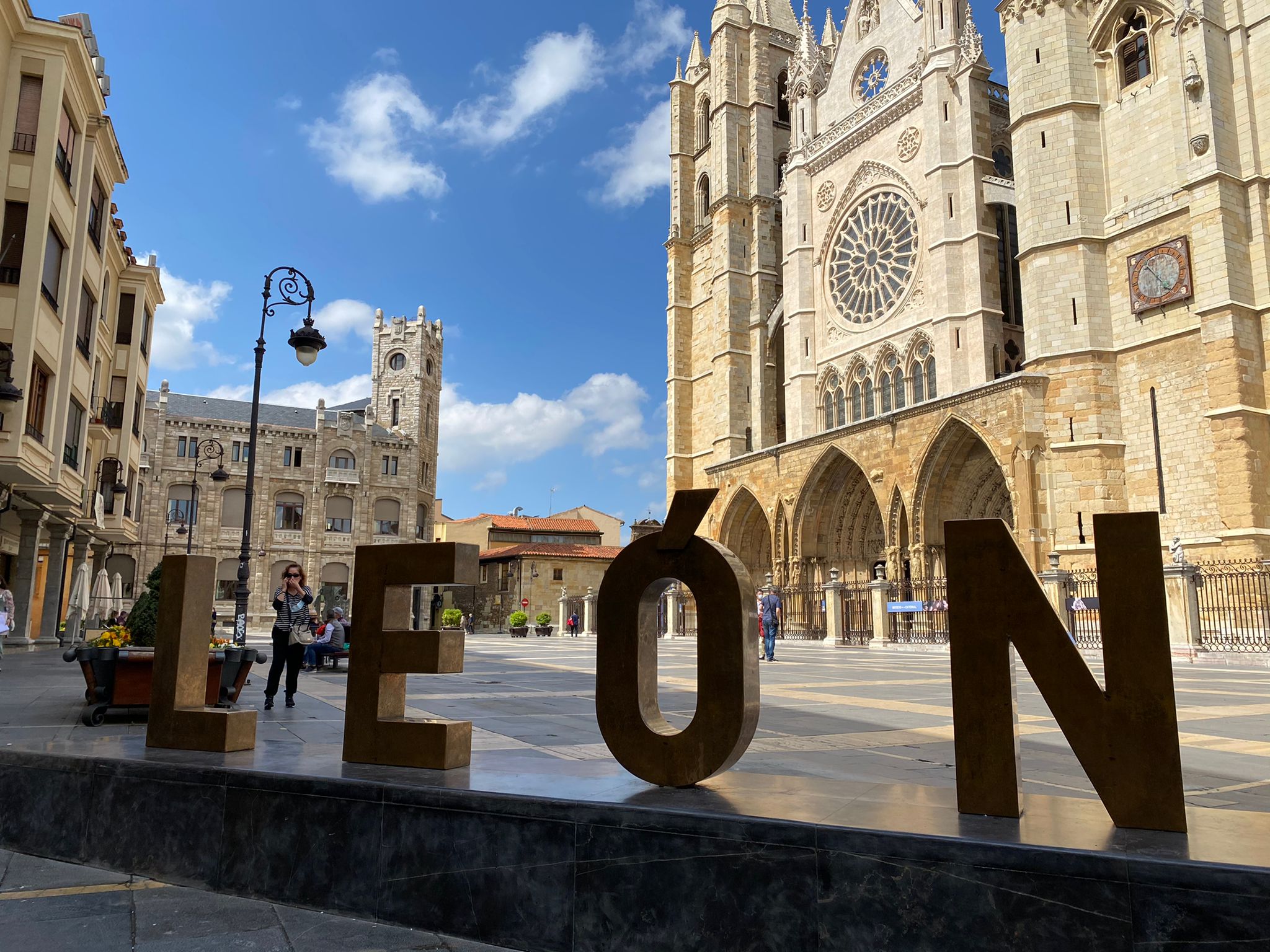 Las letras 'LEÓN' vuelven a lucir intactas tras la retirada de las pegatinas de Orgullo Cazurro.