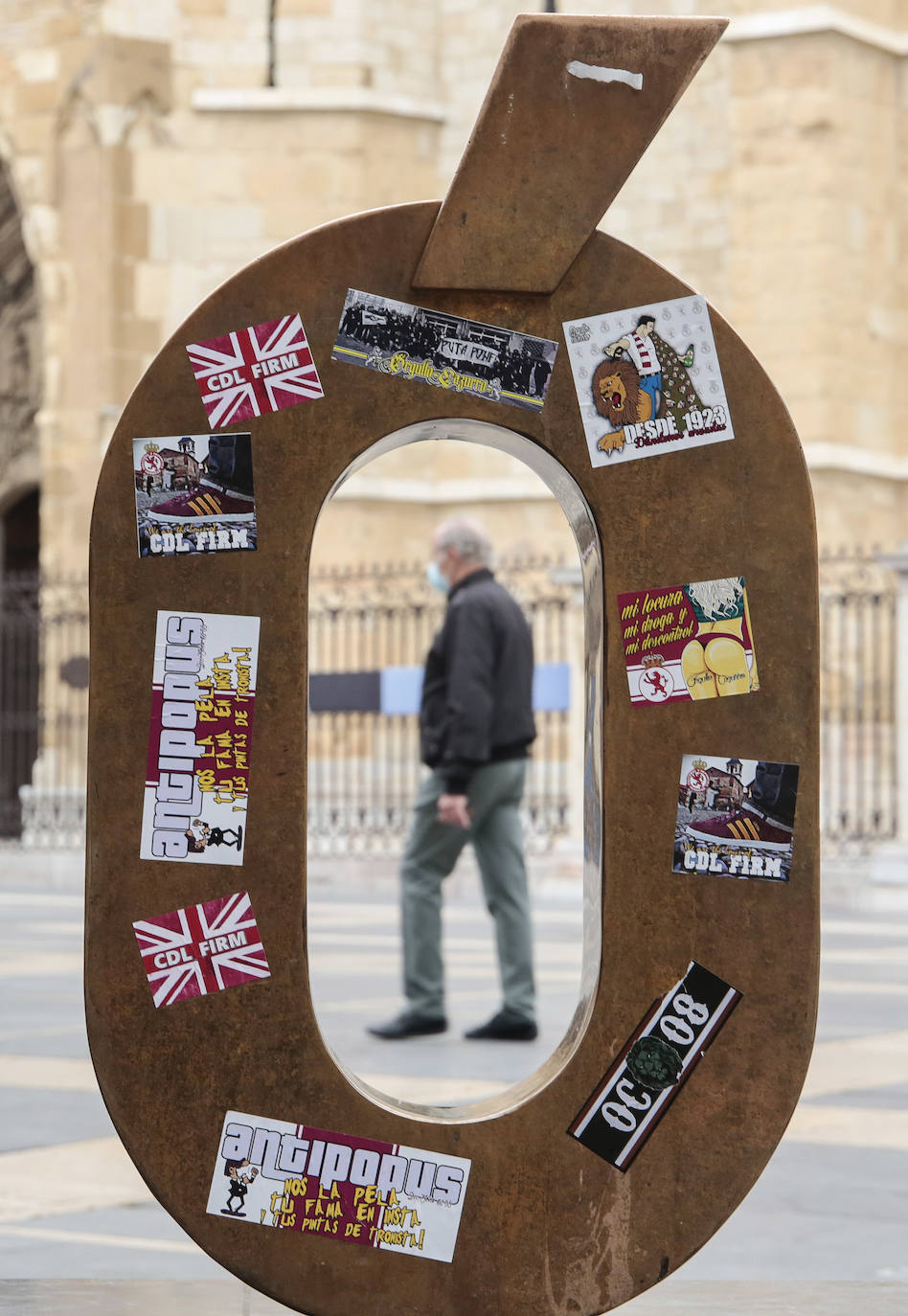 Diferentes adhesivos del grupo ultra de la Cultural aparecen sobre las letras de la Plaza de Regla.