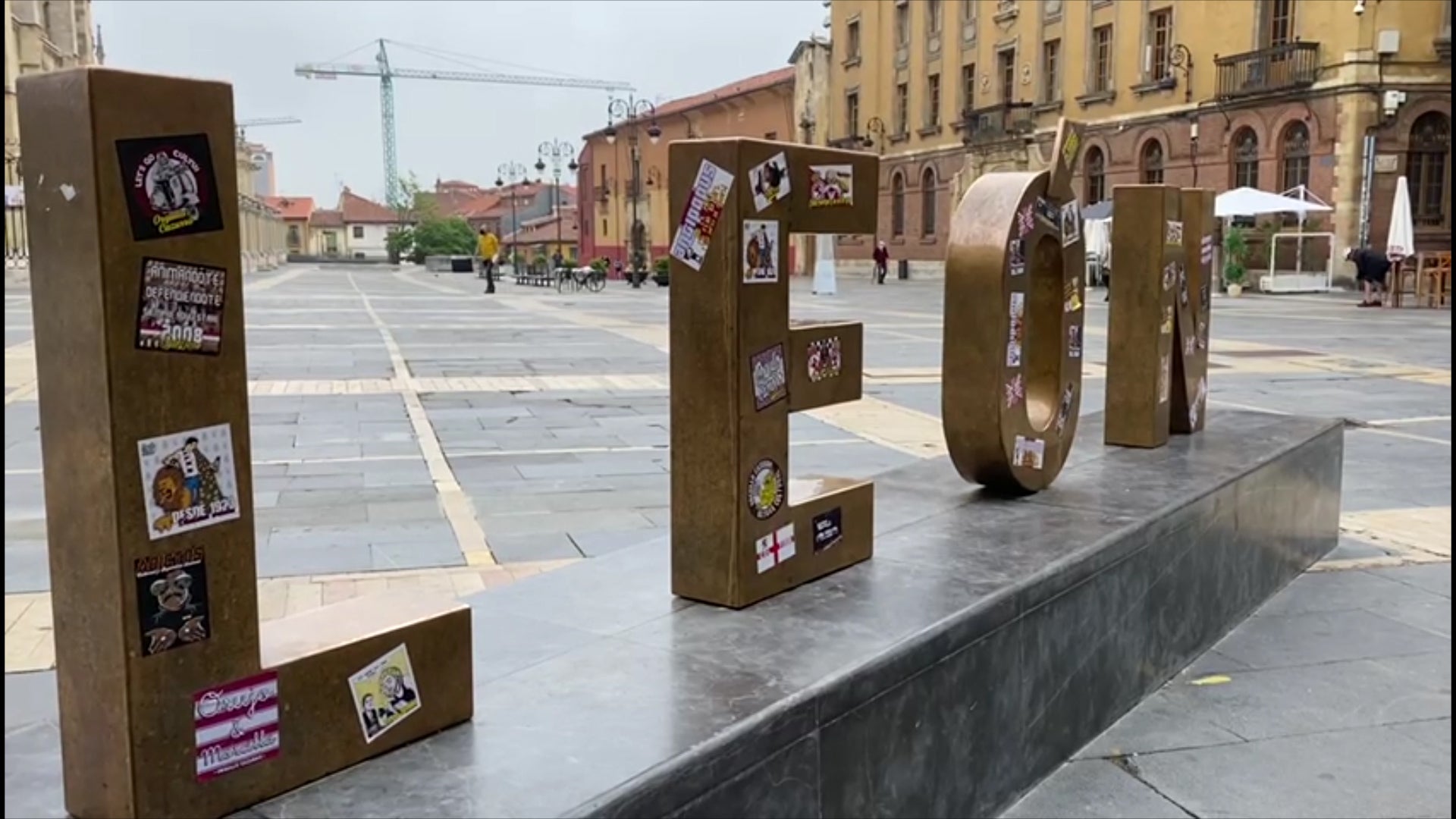 Diferentes adhesivos del grupo ultra de la Cultural aparecen sobre las letras de la Plaza de Regla.