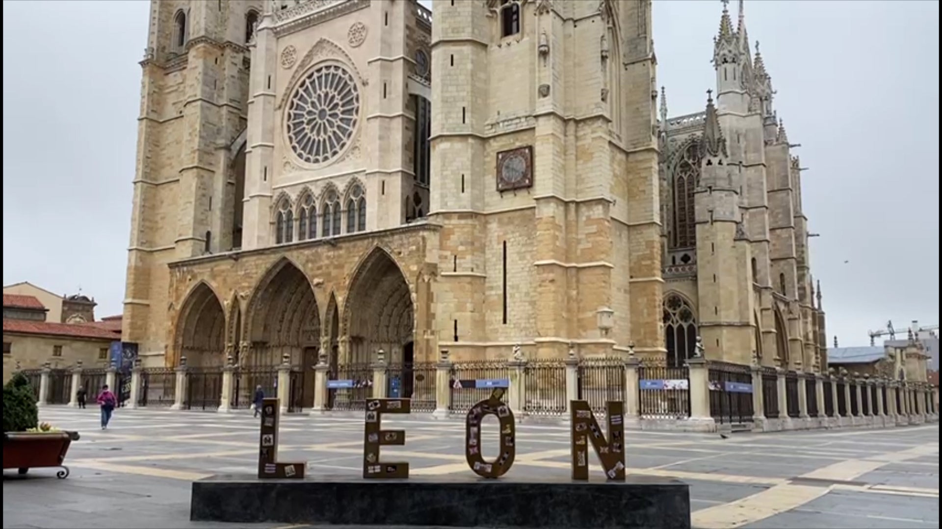 Diferentes adhesivos del grupo ultra de la Cultural aparecen sobre las letras de la Plaza de Regla.