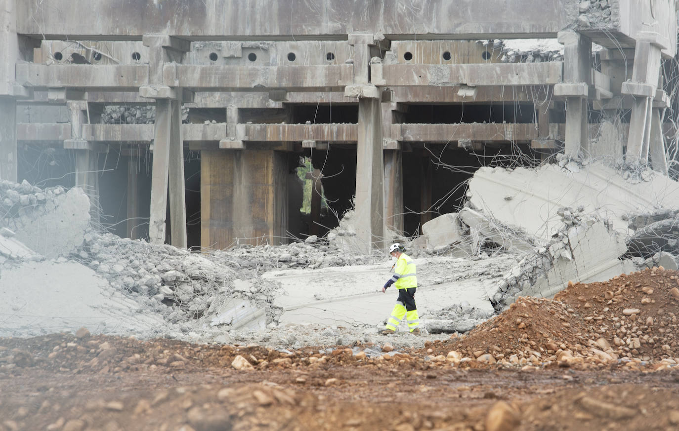 Voladura controlada de la torre de refrigeración de la central térmica de Anllares. 