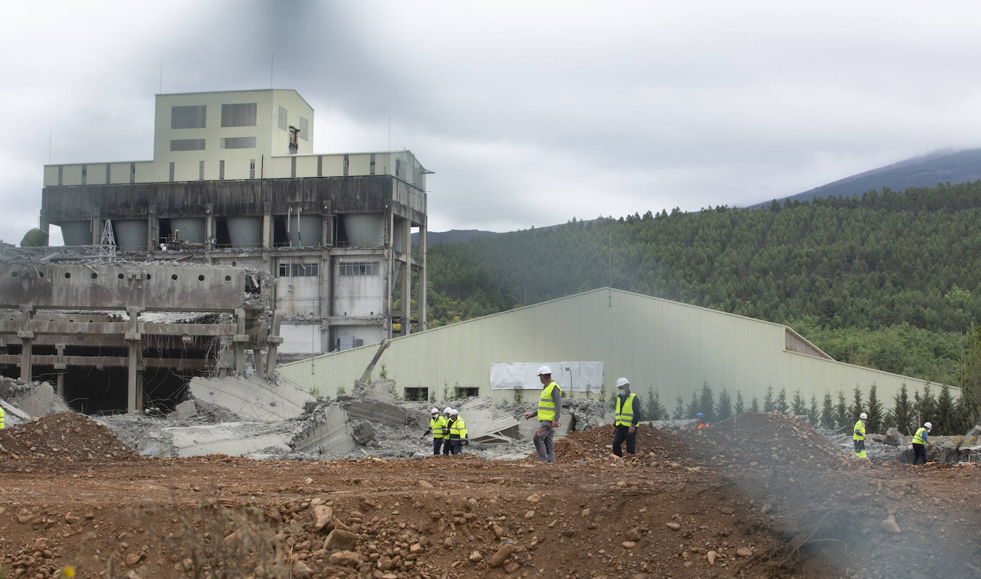 Voladura controlada de la torre de refrigeración de la central térmica de Anllares. 