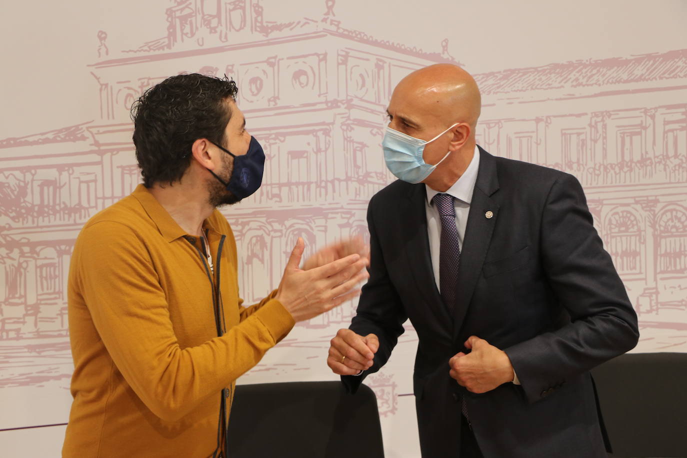 El alcalde José Antonio Diez recibio en el Ayuntamiento de San Marcelo a José Ángel Calbarro, jefe de fisioterapeutas del reciente campeón de la Champions, el Chelsea.