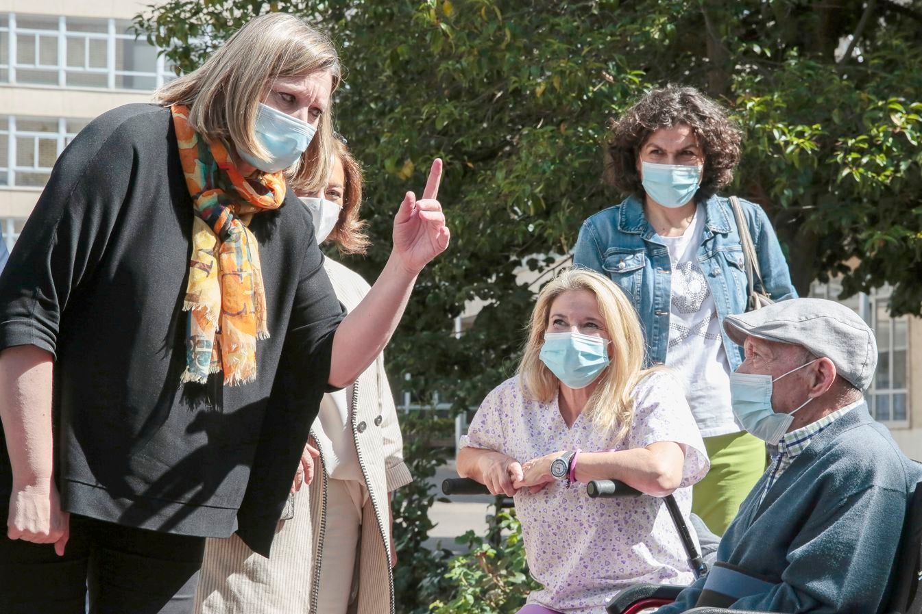 La consejera de Familia e Igualdad de Oportunidades, Isabel Blanco, visita la Residencia Mixta de Personas Mayores «Armunia». 