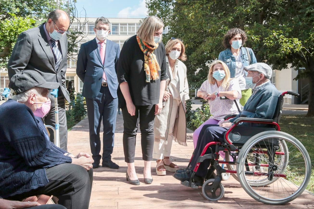 La consejera de Familia e Igualdad de Oportunidades, Isabel Blanco, visita la Residencia Mixta de Personas Mayores «Armunia». 