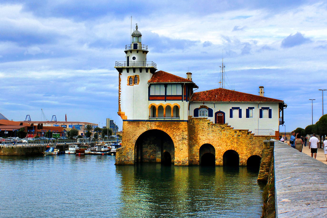 Faro de Arriluce, Getxo. Está en pleno casco urbano y es una de las edificaciones más emblemáticas de la zona. Tiene adosada la antigua Casa de Náufragos, un edificio tipo caserío de dos plantas construido en el año 1920 siguiendo las normas del estilo neovasco, según un proyecto de Ignacio Mª de Smith. La linterna se iluminó por primera vez en 1939. Es la sede de la Cruz Roja del Mar.